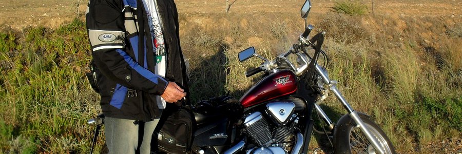 Kobus du Toit langs sy Honda Steed motorfiets, waarmee hy vele winterritte na Sutherland al aangepak het